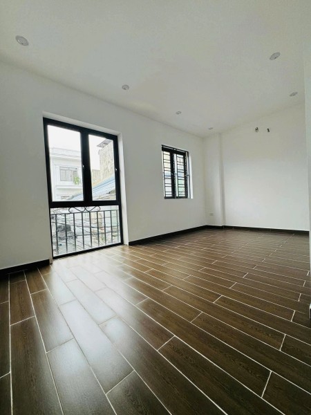 Cần tiền bán gấp căn nhà ở Chợ Hàng