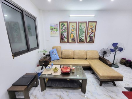 Nhà mới - Đường Cổ Linh - TT Thạch Bàn – LB. DT: 37m2 x 6 Tầng. MT 6.5m. GIÁ: 6 Tỷ (có thương lượng)
