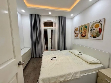 Bán nhà tọa lạc tại ví trí giao thông thuận lợi gần Cầu Chà và giáp quận 5 - 3 tầng - Hẻm ô tô