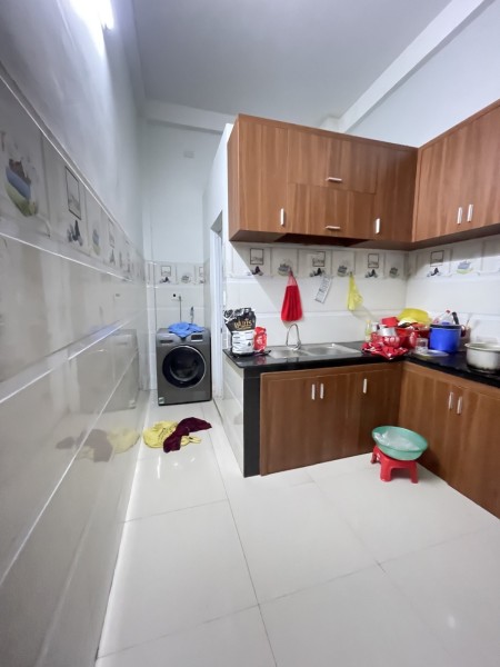 Cần bán gấp nhà Lạc Long Quân 95m2 - Ngang6.1m, ô tô tới cổng. Chỉ 3.1tỷ