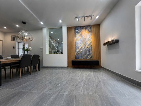 Nhà sang 2 tầng mới, tặng NT, 40M2 ngay mặt tiền chợ Tân Trụ giá siêu hot