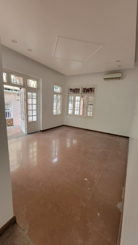 Cho thuê nhà Đội Cấn - Ba Đình, 95m2 x 4 tầng, MT: 7m, mỗi tầng 2 phòng, đủ đồ cơ bản, ôtô đỗ cửa...