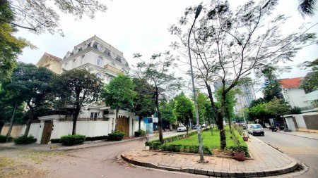 68,5 tỷ sở hữu ngay biệt thự Linh Đàm, diện tích 255m2, xung quanh là công viên hồ nước lộng gió