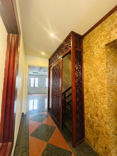 7 tầng thang máy - Hai thoáng trước sau - Sổ vuông như tờ đô - Mặt phố Linh Lang