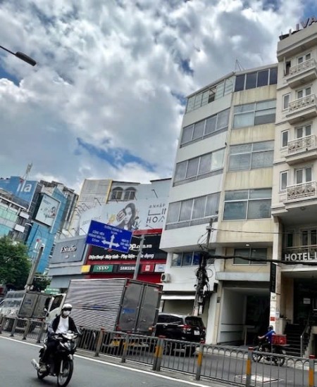 Toà Nhà Hai Mặt Tiền Cho Thuê Gần Ngã Tư Hoàng Văn Thụ Và Cộng Hòa