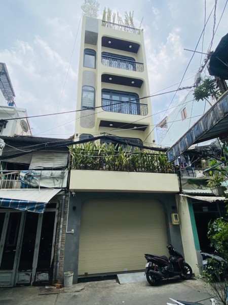 Nhà đẹp 5 tầng hiện đại và sang trọng, có thang máy, hxh gần MT
