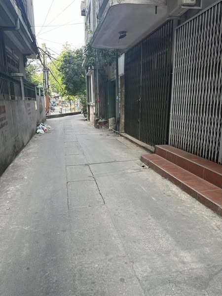Bán nhà 2 tầng cũ ngõ phố Láng Hạ. MB 180m MT 7m ô tô đỗ trước nhà tiên mua xây CH cho thuê, toà VP