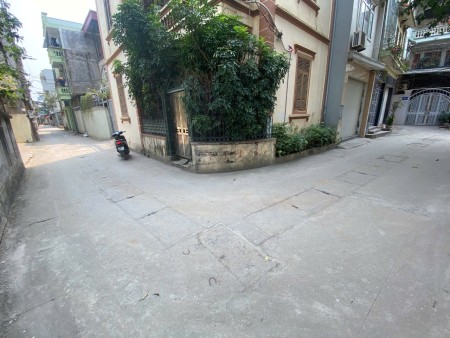 An Dương Vương - Bắc Từ Liêm. Diện tích: 30m - 5 tầng - Mt: 3.3m. Giá: 5.75 tỷ