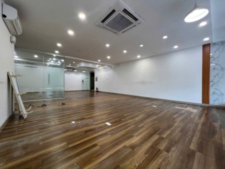 Cho thuê văn phòng quận 4 - 75m2 - View mặt tiền thoáng mát