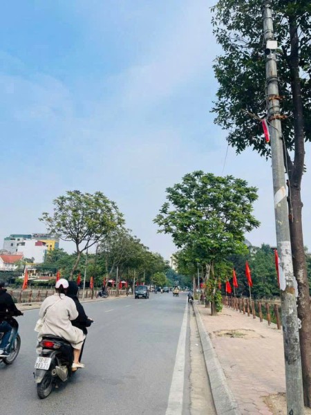 Bán nhà tại Giáp Bát, dt 45m², giá 3.6 tỷ. 2 tầng - Đẹp, ở ngay - Ô tô đỗ cửa - Tiện ích bạt ngàn