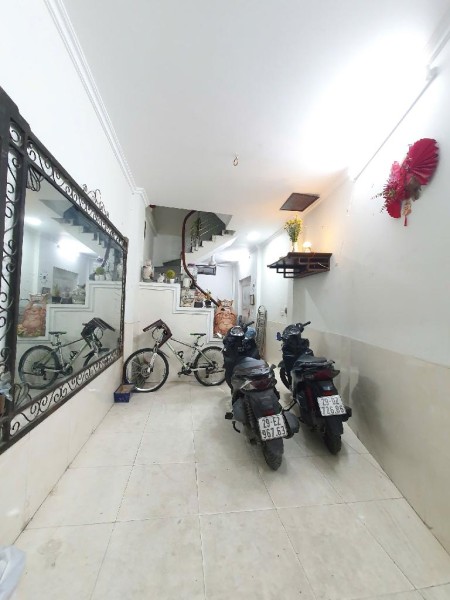 Ngôi nhà tọa lạc trong ngõ phố Khương Trung, thông thoáng thuận tiện