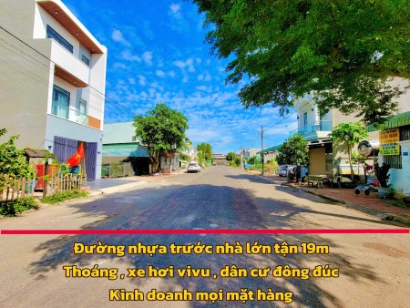 Nhà phố Châu Âu đường 19m sát chợ Phùng Hưng, 3PN, 1P thờ, 1PK, 1 bếp, 2wc, 2 kho để đồ, sân xe 8m
