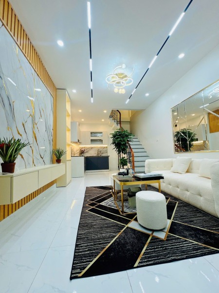 Hoàng Quốc Việt – Bán gấp nhà 6 tầng, có thang máy, lô góc
