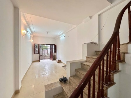 Bán nhà lô góc – Gần ô tô, nhiều tiện ích, an cư lạc nghiệp. Nhà xây chắc chắn, giá chưa đến 5 tỷ!