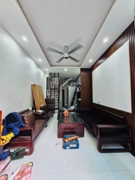 Bán nhà Giang Biên, Hà Đông, ô tô chạy qua