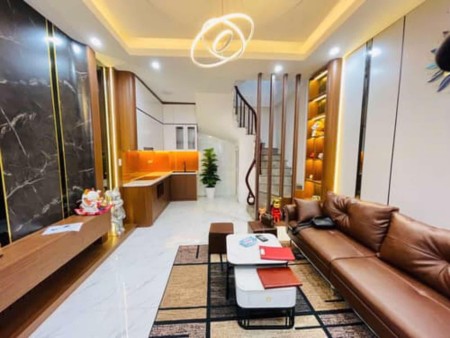 Giá nào cũng bán – Nhà phố Lĩnh Nam, Hoàng Mai – 32m², 5 tầng, mặt tiền 4.6m