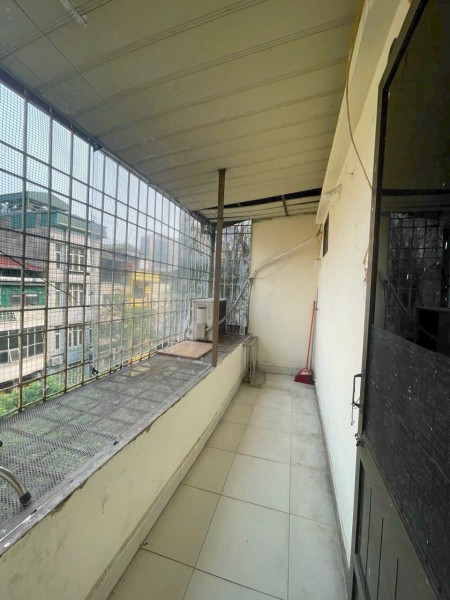 CC Cho thuê tập thể tầng 5 mặt phố Nguyên Hồng, cho hộ gia đình thuê ở lâu dài