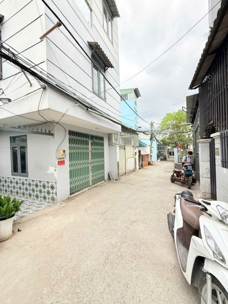 Nhà đang hoàn thiện, 2 lầu, sân thượng, xe hơi chạy tới nhà
