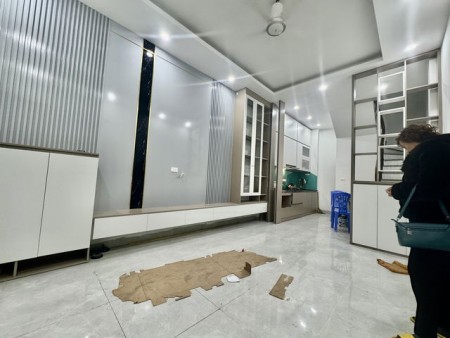 Bán gấp nhà Phố Cầu Giấy, sổ nở hậu, 5 tầng dân xây kiên cố, ô tô đỗ cửa, giá 9.4 tỷ