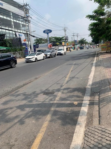 Cho thuê nhà 3 mặt tiền, đường lã xuân oai, TP- Thủ Đức