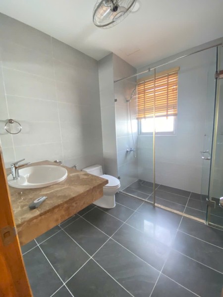 Cho thuê gấp biệt thự cao cấp RIVIERA COVE, 490m2 1 trệt 2 lầu 5PN Full nội thất, giá chỉ 50tr/Th