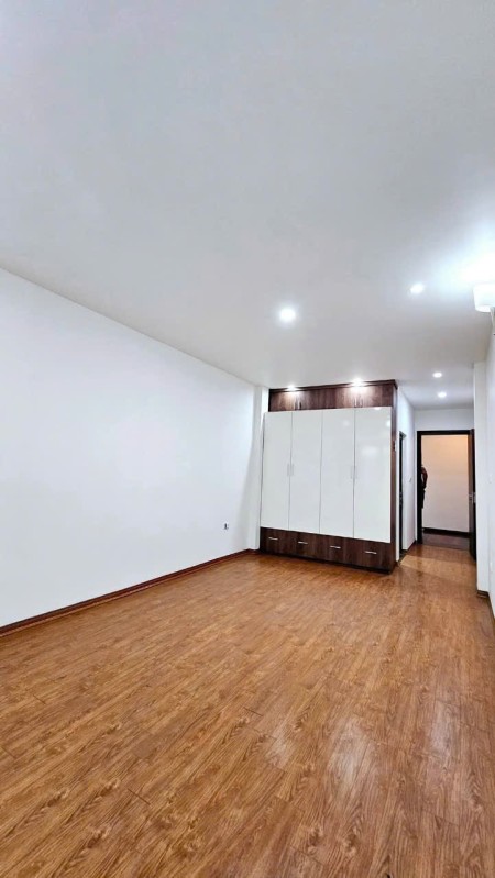 BÁN NHÀ 5 TẦNG - TẠI TRUNG TÂM VIỆT HƯNG, ÔTÔ ĐỖ SÁT CỬA - CẠNH PHỐ CHÍNH - NGÕ NÔNG THOÁNG