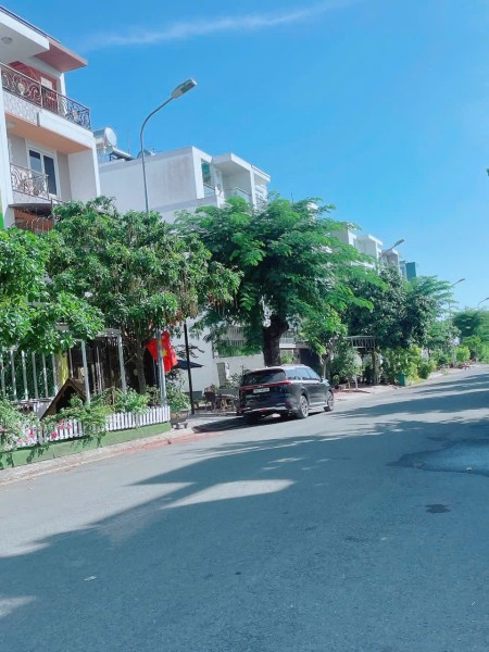 Kẹt Tiền cần bán GẤP nền Nhà Phố KDC 13E Intresco 100m2 giá 4 Tỷ 680 bao sang tên