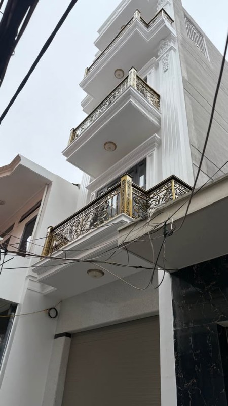 Bán nhà xây mới 4 tầng độc lập Phố Hai Bà Trưng. Cách mặt đường 40m. DT: 76m