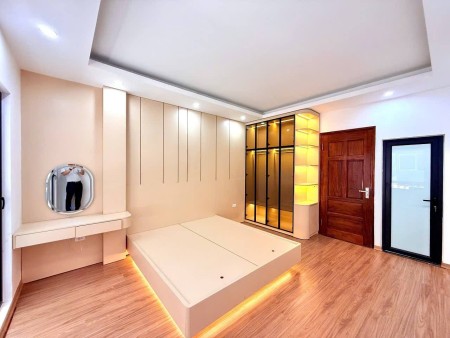 Nhà 6 Tầng Thang Máy – Gần Hồ Văn Chương – Mặt Tiền Đẹp – Nở Hậu – Ngõ Nông – Hai Thoáng