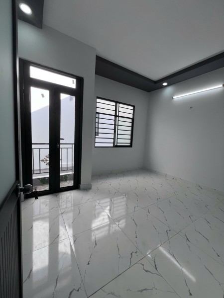 Bán gấp nhà 2 tầng gần chợ Hóc Môn, sổ hồng riêng, giá chỉ 750 triệu, vào ở ngay!