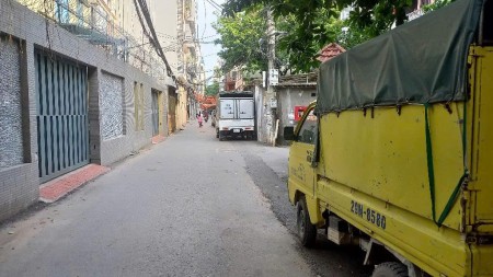 Bán nhà đường Nguyễn Văn Huyên.