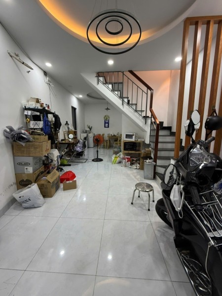 Chủ nhờ bán gấp căn nhà Vị trí đẹp..