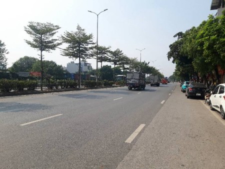 Bán nhà mặt phố điện tích rộng .mua để ở hoặc buôn bán .giá 5,2 tỷ