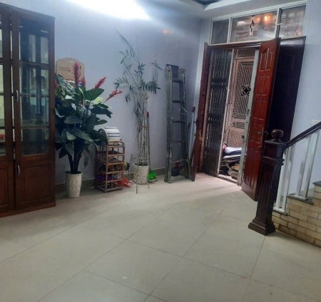 Nhỉnh 5 tỷ có ngay nhà 5 tầng dân xây kiên cố đường Lĩnh Nam – Hoàng Mai. Ngõ ô tô tránh