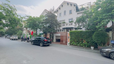 Bán biệt thự Làng Việt Kiều Châu Âu đường Nguyễn Văn Lộc DT 200m2 x 3 tầng giá 47.9 tỷ
