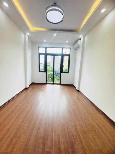 Bán nhà 6 tầng, 40m2, mặt tiền 4m, 50m ra đường Ngọc Hồi, ô tô vào nhà