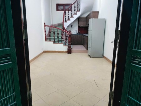 Chính chủ cho thuê nhà riêng 35m2 + 4 phòng ngủ + ngõ 81 Lương Định Của.