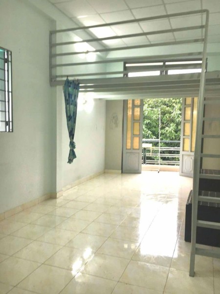 Phòng trọ rộng 45m2, thoáng mát, có 2 ban công, máy lạnh, tủ lạnh. Ở được ngay