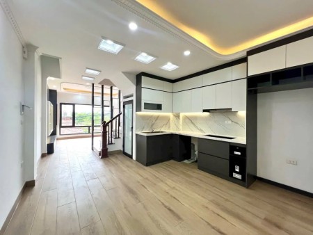 Nhà 4 tầng Ngọc Hồi, 40m2, giá 7.6 tỷ, ô tô, gần hồ Linh Đàm