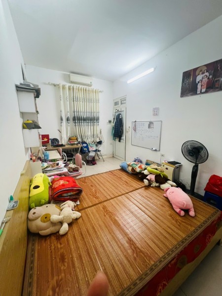 Bán căn hộ tập thể Tầng 1 trong ngõ (cách đường ô tô 50m), khu Vũ Ngọc Phan - Nguyên Hồng.