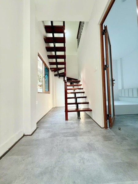 Giá rẻ, gần Time City – Quận Hai Bà Trưng, ngõ 3 gác, cách mặt phố chỉ 5m. Giá hơn 5 tỷ.