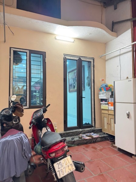Chủ nhờ bán Hoa Lâm, Lệ Mật, trung tâm Việt Hưng. Ngõ nông, thông tứ tung, 10m ô tô tránh