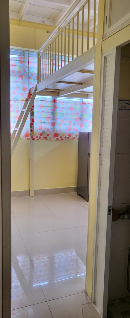 Phòng có gác, cửa sổ lớn, tủ lạnh, lò nướng vi sóng, Lê…