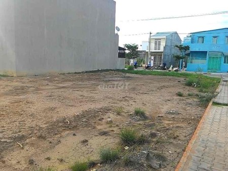 Bán gấp đất 2 mặt tiền đường Nguyễn Trung Trực, thị trấn Bến Lức, Long An.