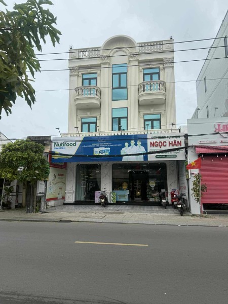 Căn nhà mới xây, có thang máy , mặt tiền rộng 9m, đường 12m