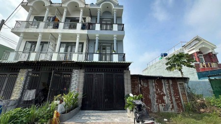 Nhà mặt tiền ở bến lức long an,2 lầu 4 phòng ngủ,4 nhà vệ sinh 3,5*11