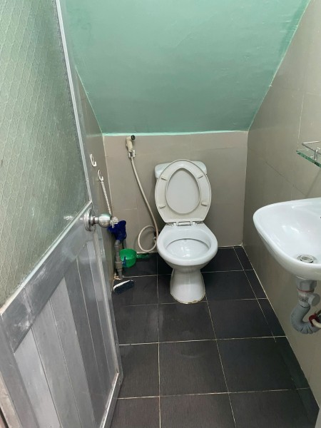 Phòng trọ Q10 nằm tại tầng trệt 18m2, máy lạnh, toilet giờ tự do do 3,5 triệu/tháng