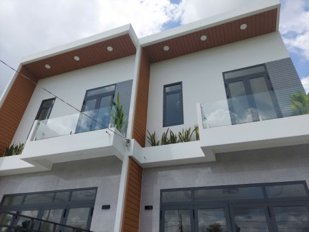 BÁN NHÀ mới 3PN 3WC 1tr1l - mặt tiền lộ nhựa 22m sau lưng chợ Cần Đước