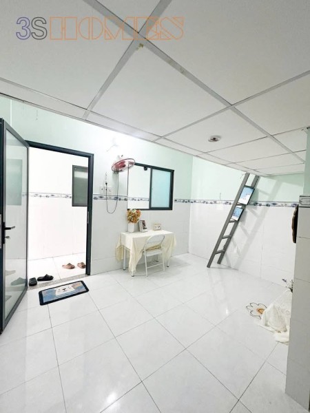 Phòng trọ có cửa sổ lớn, máy lạnh, thang máy gần ĐH Văn Hiến, Bình Tân