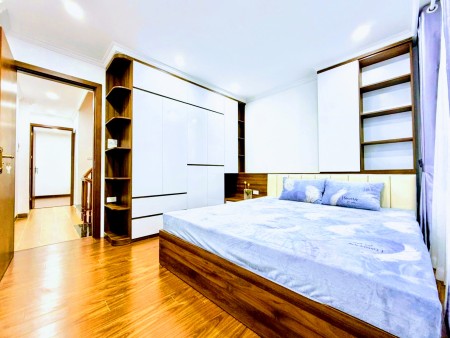 Bán nhà phố Khương Trung, đt 132 m2 , đường ô tô, sổ hồng